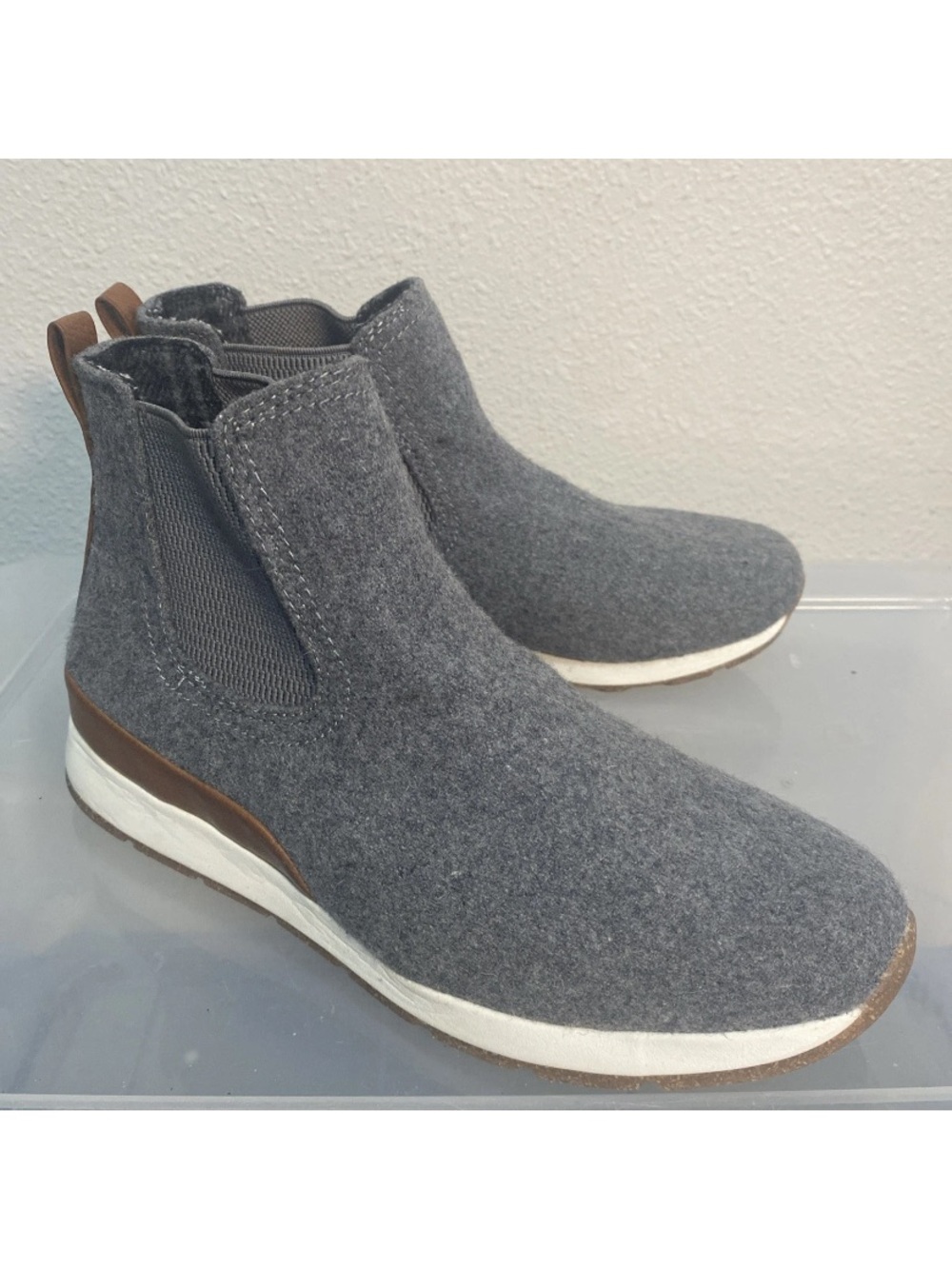 b.o.c. Grey Wool Chukka Boots with Brown Accents size is 8.5-9